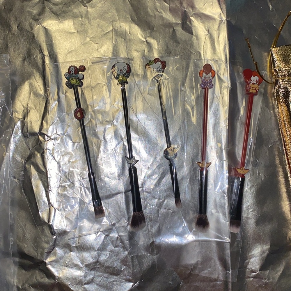 Pennywise "It " 6 pc make up brushes limited edition in gold pouch NWT